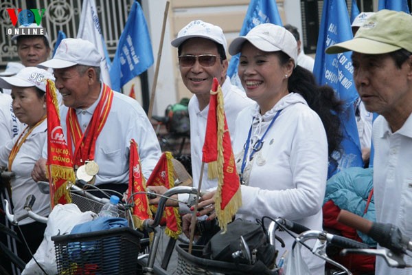Elderly bicyclists support Vote for Ha Long Bay Campaign - ảnh 1
